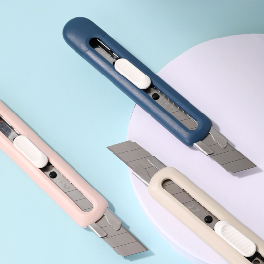 Nożyk biurowy 18MM Linfin EM530 niebieski Deli